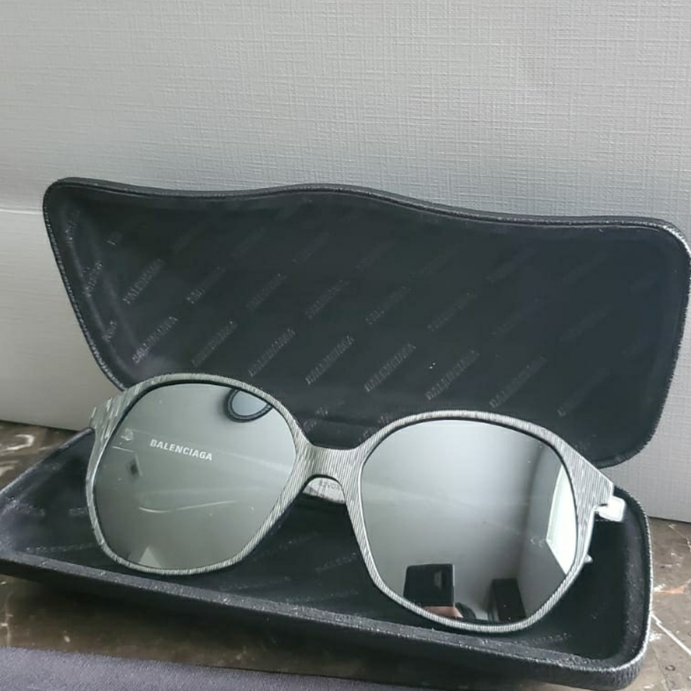 Balenciaga Sunglasses - Picture 3 of 8